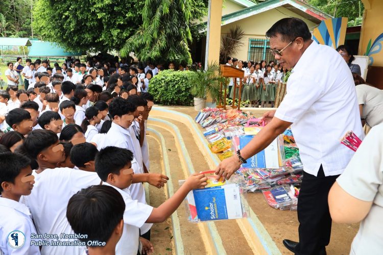LGU San Jose namahagi ng school supplies sa mga non-4Ps students
