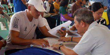Mahigit 1,100 OFW at pamilya sa Romblon tumanggap ng calamity aid mula sa DMW