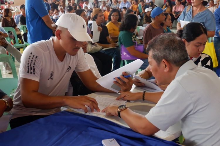 Mahigit 1,100 OFW at pamilya sa Romblon tumanggap ng calamity aid mula sa DMW