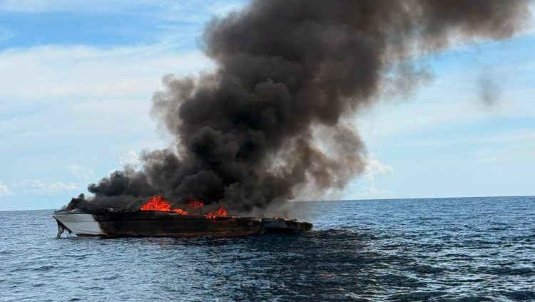 Pribadong yate nasunog sa San Fernando; lahat ng apat na tripulante ligtas