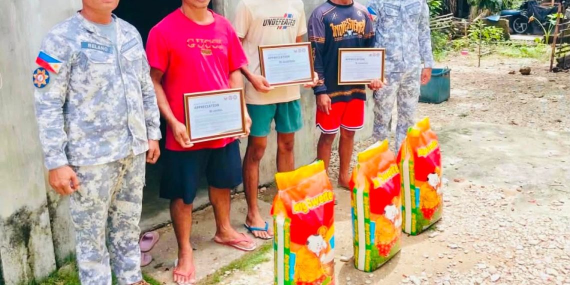 Tatlong mangingisda sa Romblon pinarangalan ng PCG sa pagliligtas sa mga tripulante ng nasunog na yate