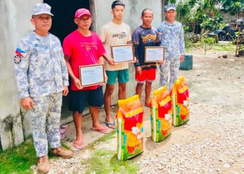 Tatlong mangingisda sa Romblon pinarangalan ng PCG sa pagliligtas sa mga tripulante ng nasunog na yate