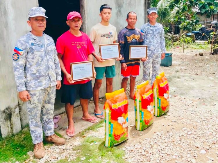 Tatlong mangingisda sa Romblon pinarangalan ng PCG sa pagliligtas sa mga tripulante ng nasunog na yate