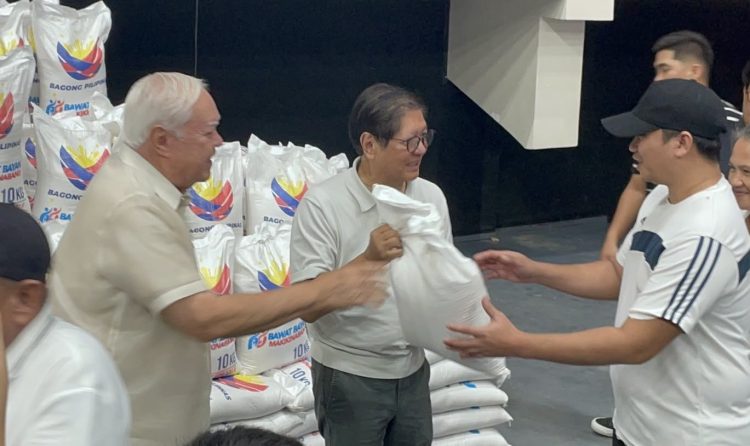 PBBM namahagi ng bigas sa 16,000 benepisyaryo sa Puerto Princesa sa ilalim ng Bawat Bayan Makikinabang