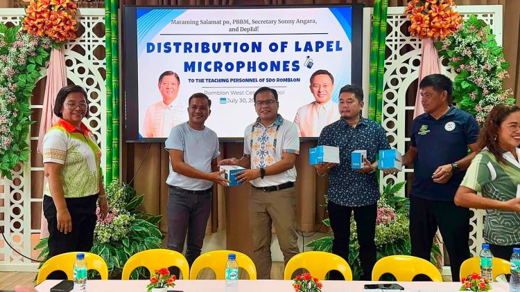 DepEd Romblon namahagi ng 3,766 lapel microphones sa mga guro