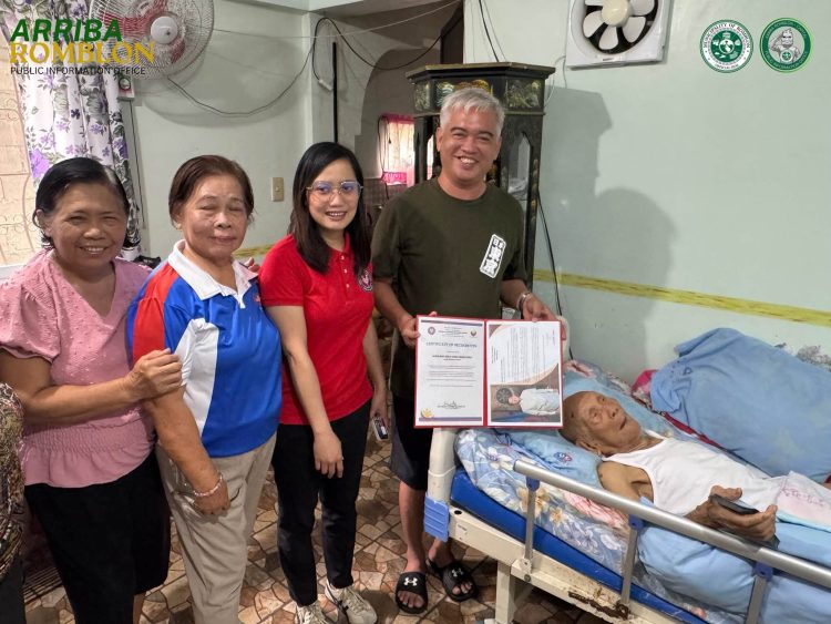 100-anyos na lolo sa Romblon tumanggap ng ₱100K cash gift mula sa pamahalaan