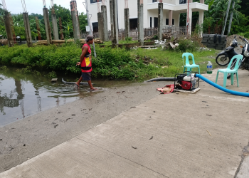 Barangay Poblacion sa Alcantara gumamit ng water pump para alisin ang baha