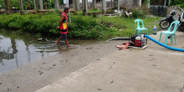 Barangay Poblacion sa Alcantara gumamit ng water pump para alisin ang baha
