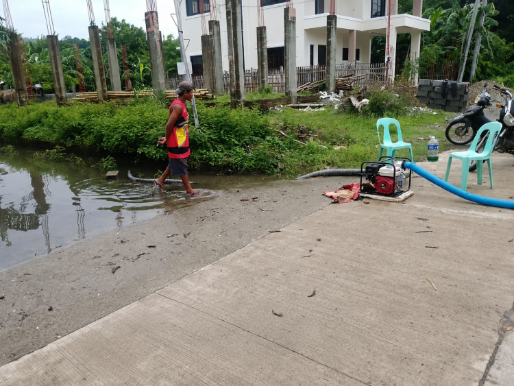 Barangay Poblacion sa Alcantara gumamit ng water pump para alisin ang baha