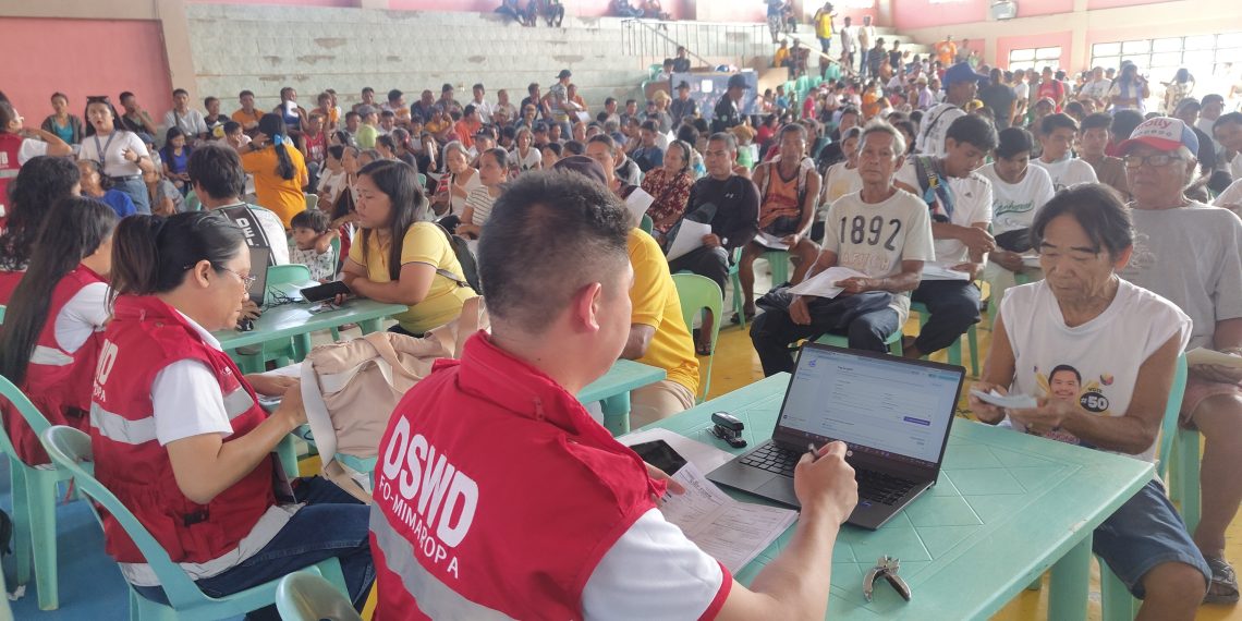 Mahigit 1,200 benepisyaryo sa Odiongan tumanggap ng unang UPLIFT cash assistance ng DSWD