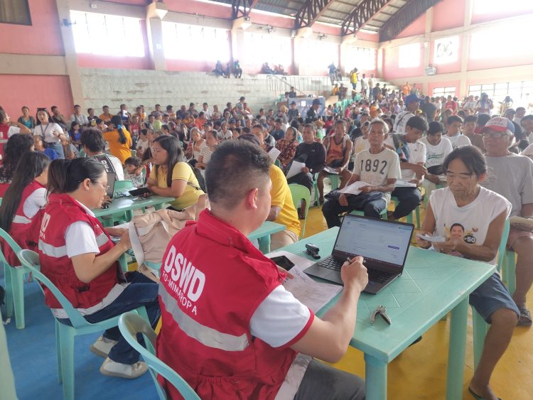 Mahigit 1,200 benepisyaryo sa Odiongan tumanggap ng unang UPLIFT cash assistance ng DSWD