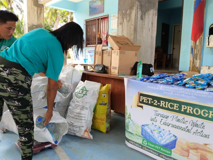500 kilo ng plastic bottles nakolekta sa Santa Fe kapalit ng bigas, groceries