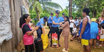 Mangyan Taga-Bukid sa San Fernando nakinabang sa outreach program ng PNP, LGU