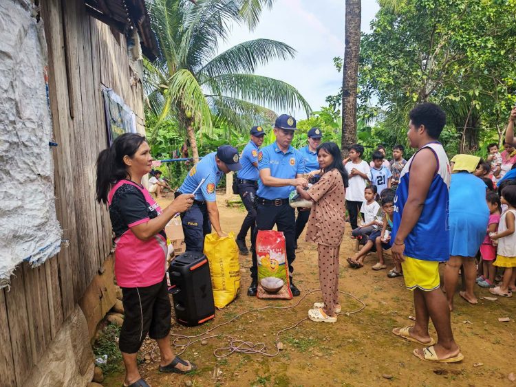 Sibuyan Mangyan Taga-Bukid sa San Fernando nakinabang sa outreach program ng PNP, LGU