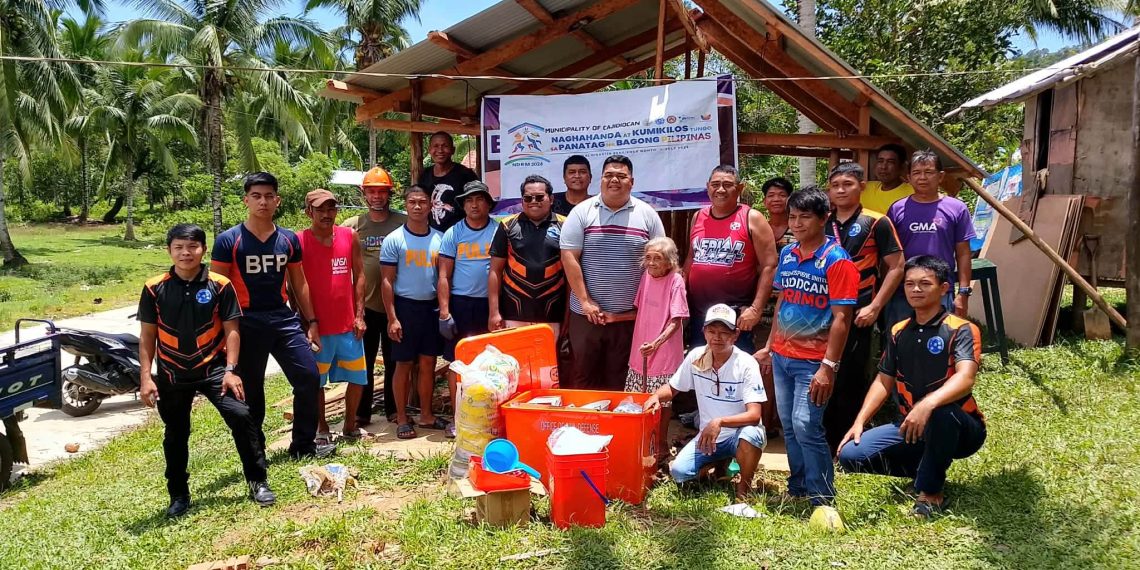 Dalawang senior citizen sa Cajidiocan, nabigyan ng bagong bahay at ayuda sa bayanihan