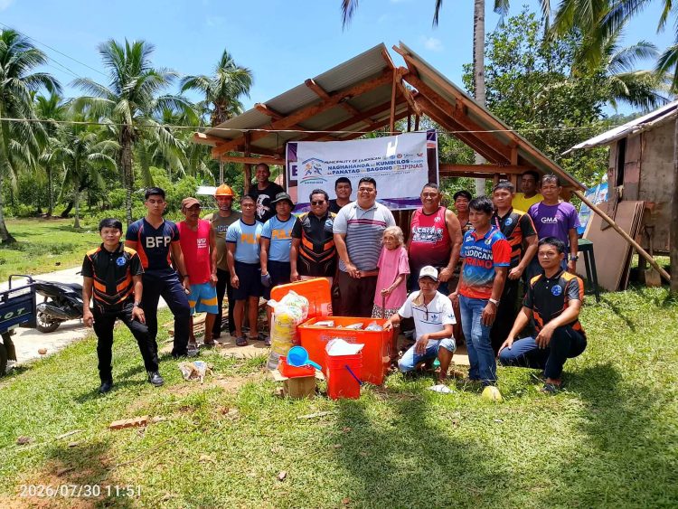 Dalawang senior citizen sa Cajidiocan, nabigyan ng bagong bahay at ayuda sa bayanihan