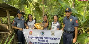Looc LGU, PNP namahagi ng biik sa limang benepisyaryo