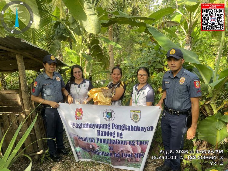 Looc LGU, PNP namahagi ng biik sa limang benepisyaryo