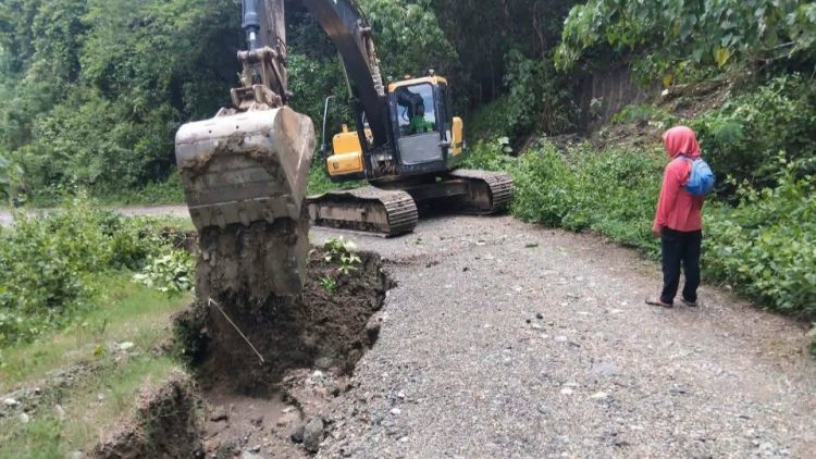 Mga lokal na kontraktor sa Romblon, nagtulungan sa relief at clearing operations