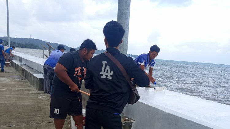 Mga barangay officials sa Odiongan, sabay-sabay nagpintura ng seawall