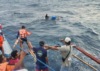 Bangka ng mangingisda sa Romblon, binutas ng ‘pating’
