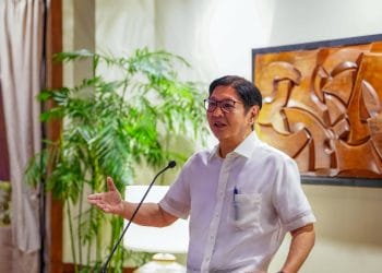 Pangulong Marcos, inutos na ipamahagi na ang PhP10,000 cash gifts sa mga kwalipikadong senior citizen
