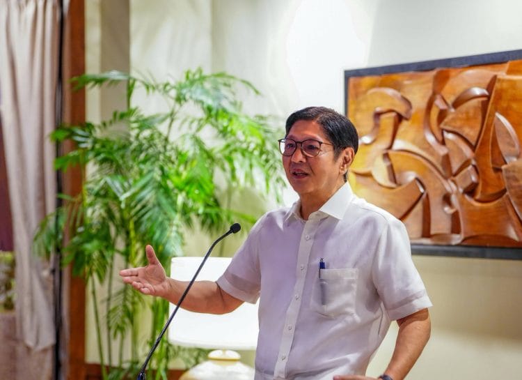 Pangulong Marcos, inutos na ipamahagi na ang PhP10,000 cash gifts sa mga kwalipikadong senior citizen