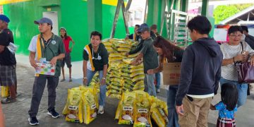 8,715 pamilya sa Calatrava at Santa Fe, nakatanggap ng ayuda na bigas
