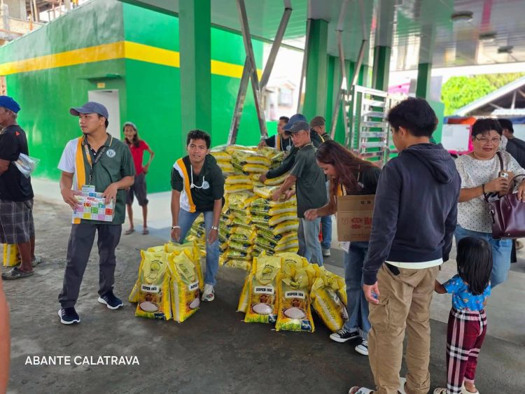 8,715 pamilya sa Calatrava at Santa Fe, nakatanggap ng ayuda na bigas