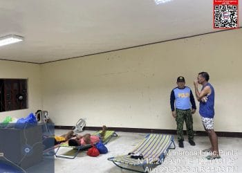 8 sakay ng bangka, nasagip matapos tumaob sa karagatan ng Looc