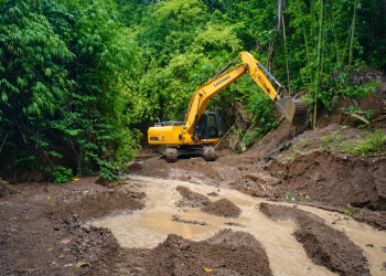 DPWH at Sim Construction nagkasa ng clearing operation sa creek na umapaw sa Alcantara