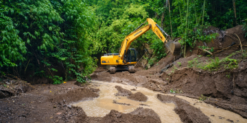 DPWH nagkasa ng clearing operation sa creek na umapaw sa Alcantara