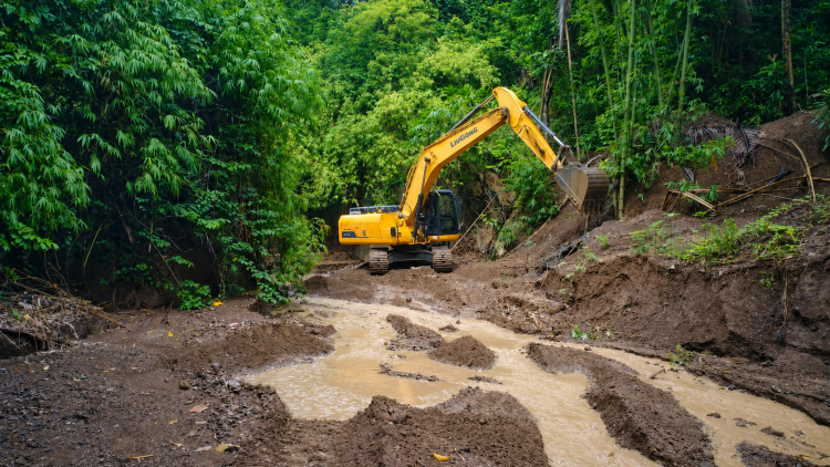 DPWH nagkasa ng clearing operation sa creek na umapaw sa Alcantara