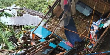 Ilang bahay nasira dahil sa malakas na hangin sa San Andres, Calatrava