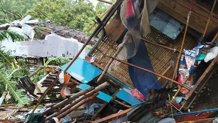 Ilang bahay nasira dahil sa malakas na hangin sa San Andres, Calatrava