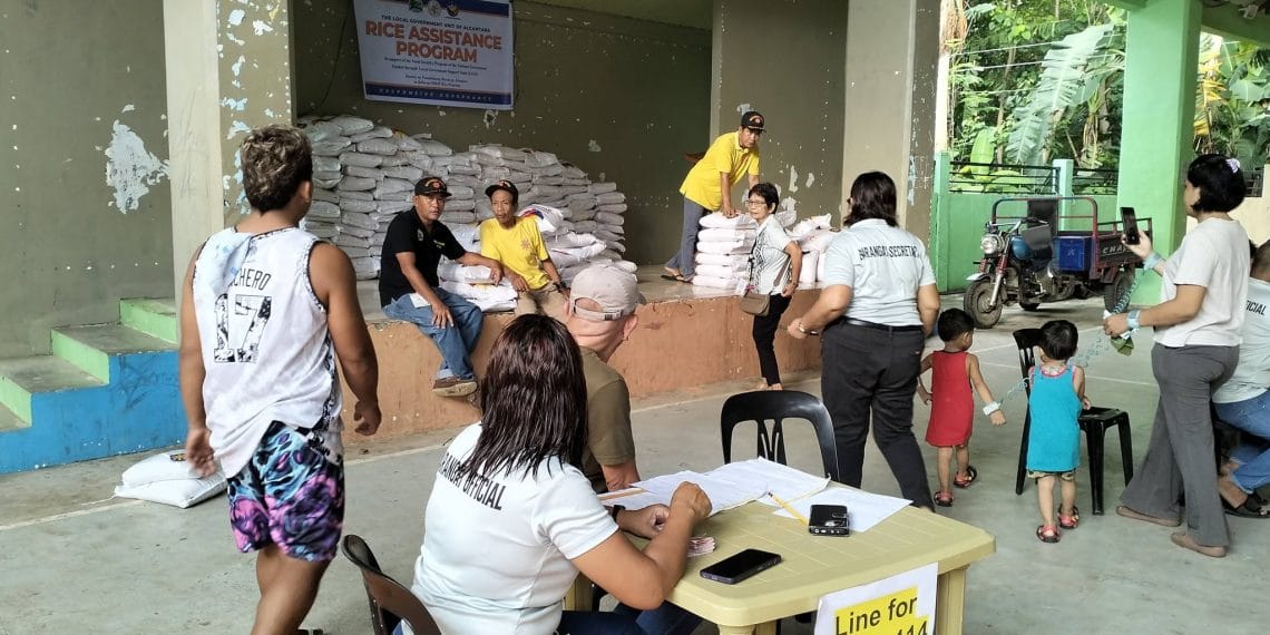 5,496 pamilya sa 12 barangay ng Alcantara, tumanggap ng tig-10 kilo ng bigas