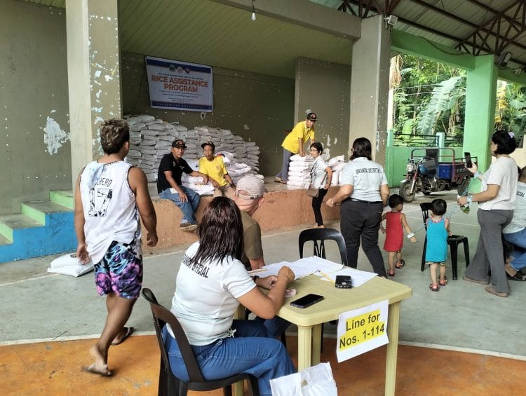 5,496 pamilya sa 12 barangay ng Alcantara, tumanggap ng tig-10 kilo ng bigas