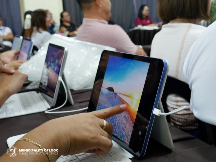 Mga guro sa Romblon, sinanay sa paggamit ng iPad sa pagtuturo