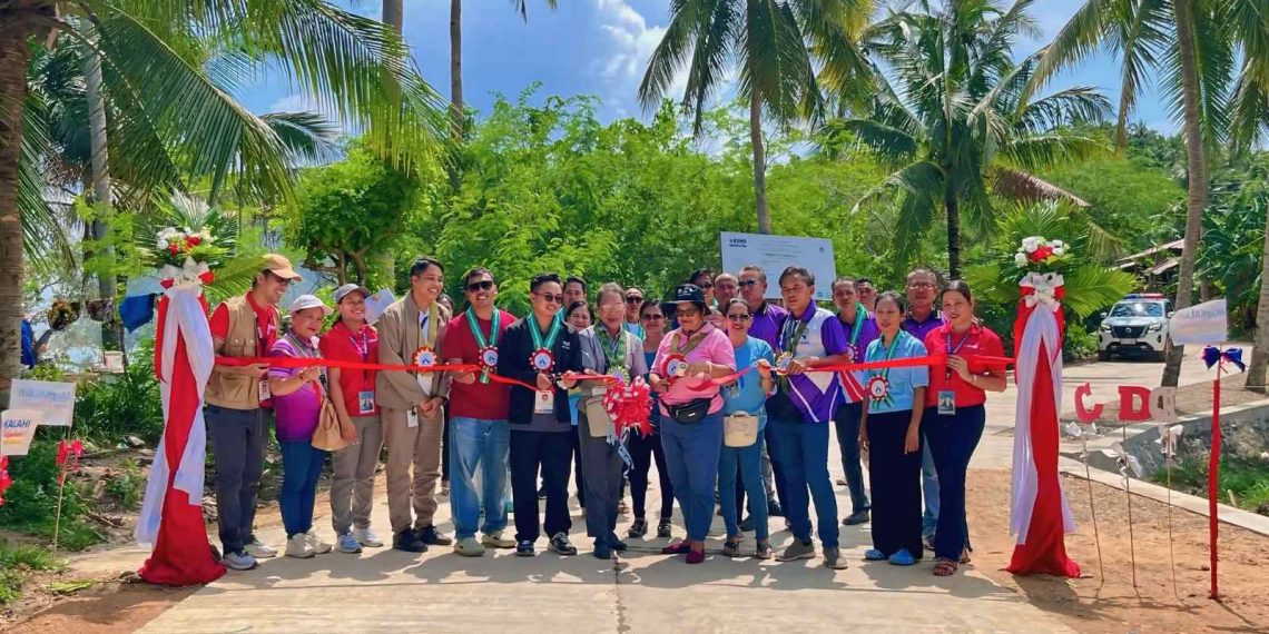 Access road sub-project ng KALAHI-CIDSS, itinurn-over sa Barangay Tabugon, Santa Fe