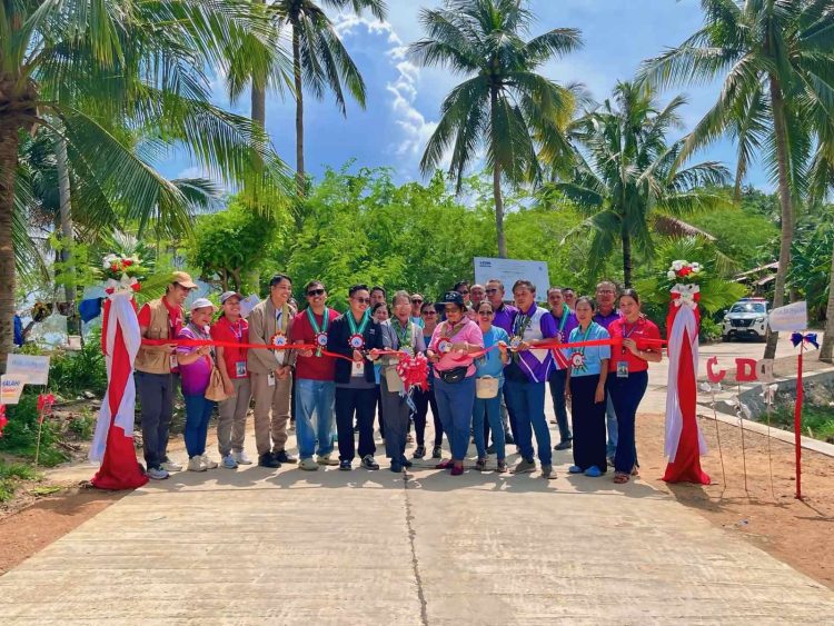 Access road sub-project ng KALAHI-CIDSS, itinurn-over sa Barangay Tabugon, Santa Fe