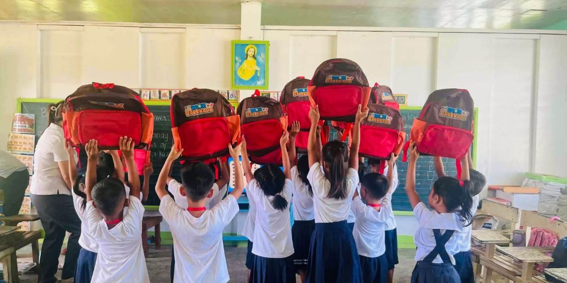 400 learner’s kits, ipinamahagi sa mga mag-aaral sa Magdiwang