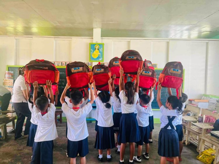 400 learner’s kits, ipinamahagi sa mga mag-aaral sa Magdiwang