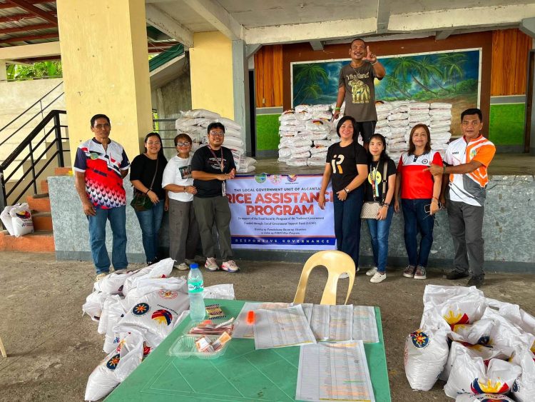 Rice subsidy, ipinamahagi sa mahigit 700 benepisyaryo sa Alcantara