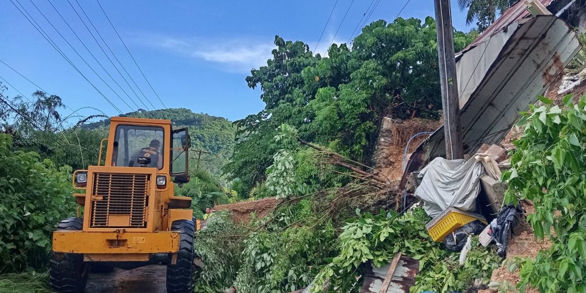 Landslide sa Barangay Capaclan, Romblon, nagdulot ng pagbara sa kalsada