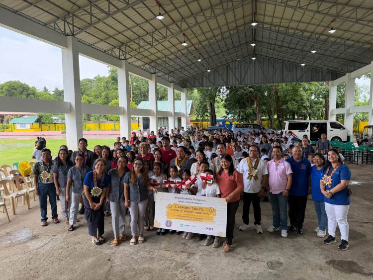 Khan Academy, nag-turnover ng mga tablet para sa pampublikong paaralan sa Romblon