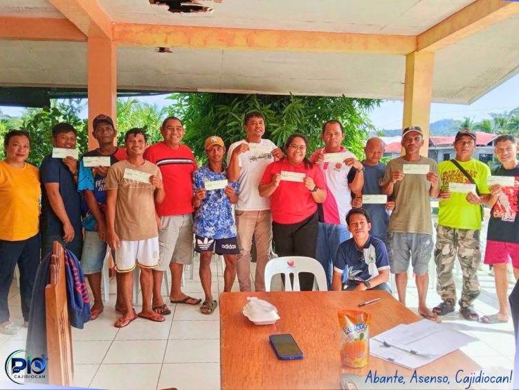 35 coconut farm workers sa Cajidiocan, nakatanggap ng mahigit ₱715,000 na incentives