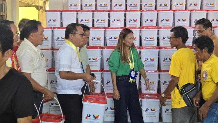 Mahigit 500 balde ng food packs mula PAGCOR, ipinamahagi sa mga senior citizen ng Corcuera