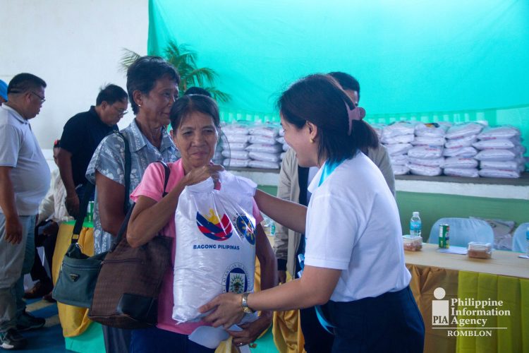 1,206 sako ng bigas, ipinamahagi sa mahihirap na pamilya sa San Jose