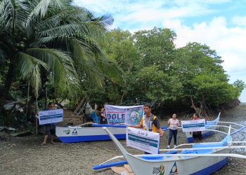 Tatlong mangingisda sa Santa Fe, tumanggap ng bangkang pangkabuhayan mula DOLE