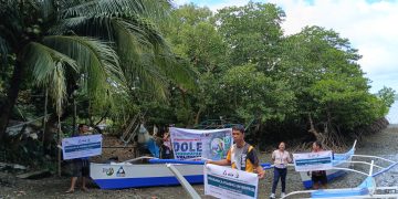 Tatlong mangingisda sa Santa Fe, tumanggap ng bangkang pangkabuhayan mula DOLE